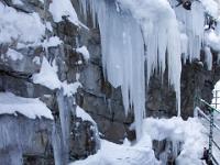 Eiszapfengruppen an der Schluchtwand